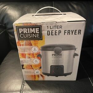 Silver and Black Cookware Set for Modern Kitchens